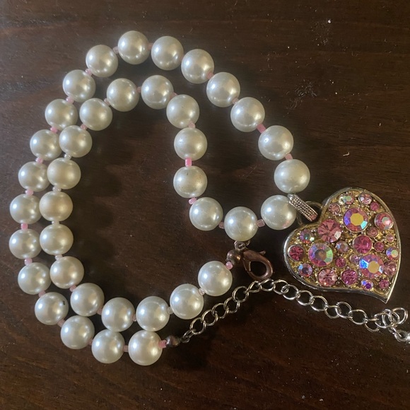 Pearl necklace with gem encrusted heart - Picture 2 of 2